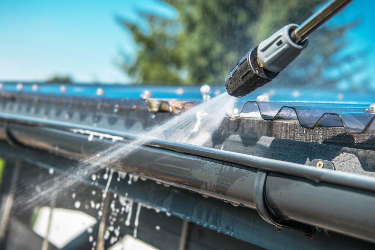 Spray nozzle cleaning gutters
